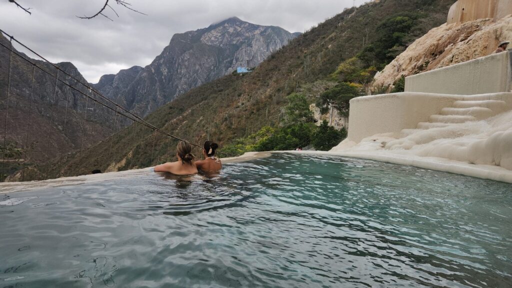 Uma piscina de Borda Infinita nas Grutas de Tolantongo no ,éxico
