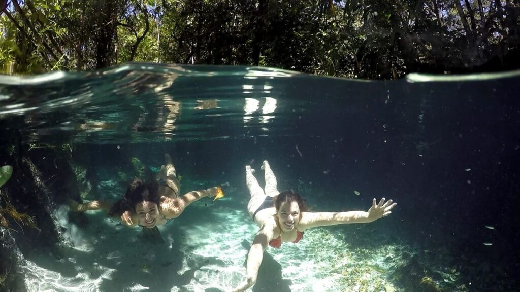 Mergulho nas águas cristalinas da Cachoeira do  Formiga no Jalapão