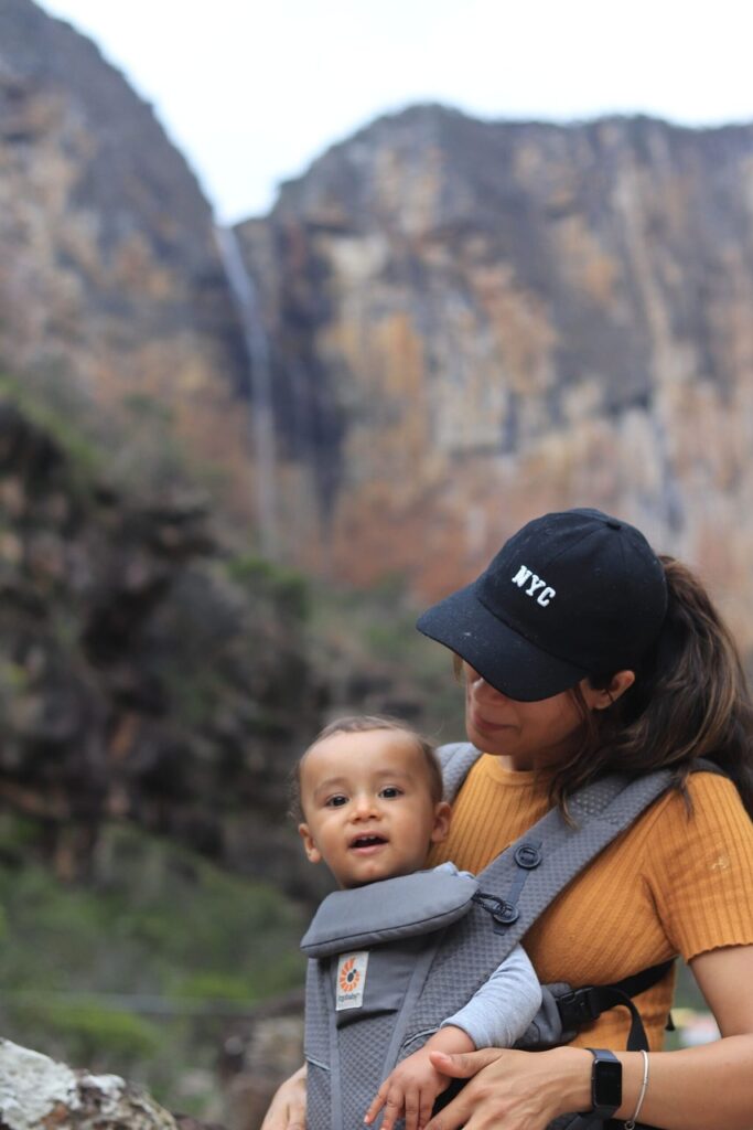 Mulher carregando seu bebê em uma canguru da marca ergobay